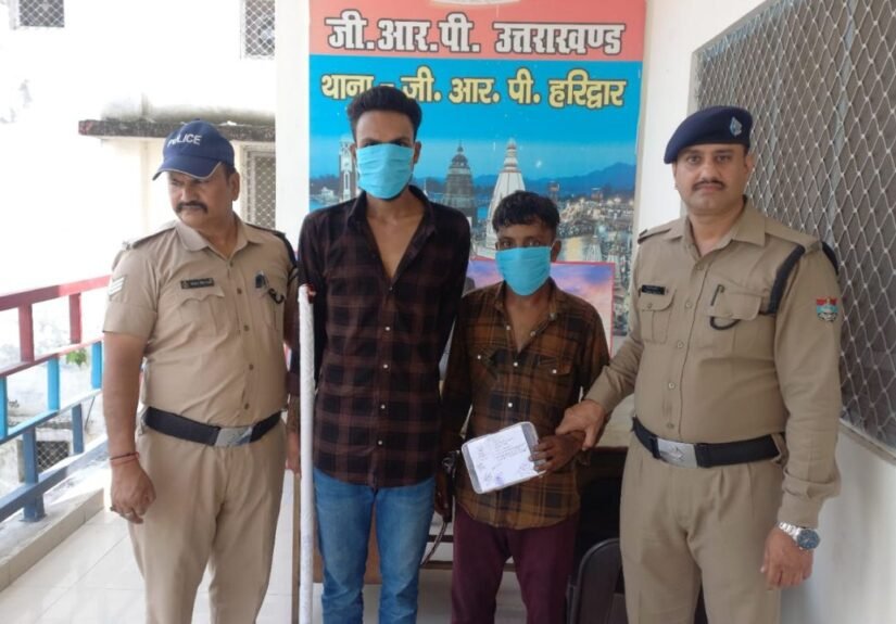 हरिद्वार रेलवे स्टेशन पर जीआरपी द्वारा दो मामलों में गिरफ्तार किए गए आरोपियों के साथ बरामद मोबाइल और टैबलेट