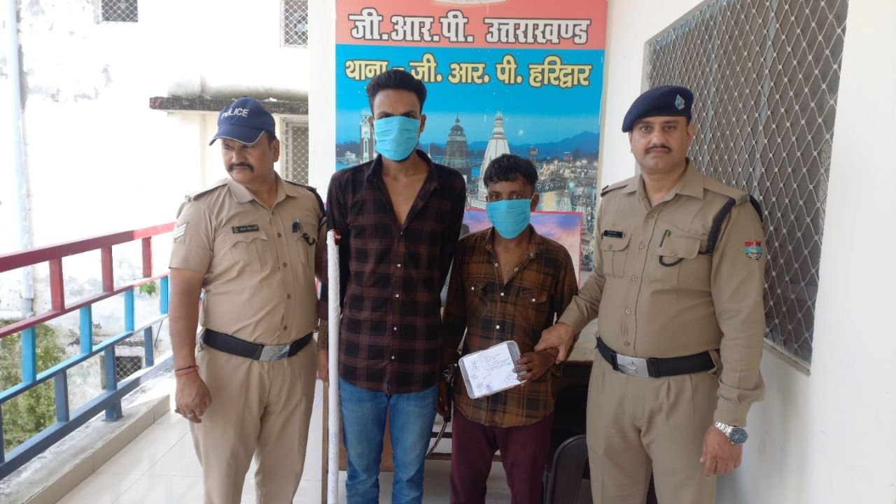 हरिद्वार रेलवे स्टेशन पर जीआरपी द्वारा दो मामलों में गिरफ्तार किए गए आरोपियों के साथ बरामद मोबाइल और टैबलेट