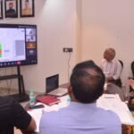 कुंभ मेला 2027 की तैयारियों की समीक्षा बैठक में अधिकारियों के साथ मेलाधिकारी सोनिका