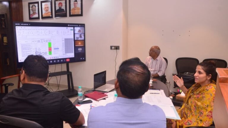 कुंभ मेला 2027 की तैयारियों की समीक्षा बैठक में अधिकारियों के साथ मेलाधिकारी सोनिका