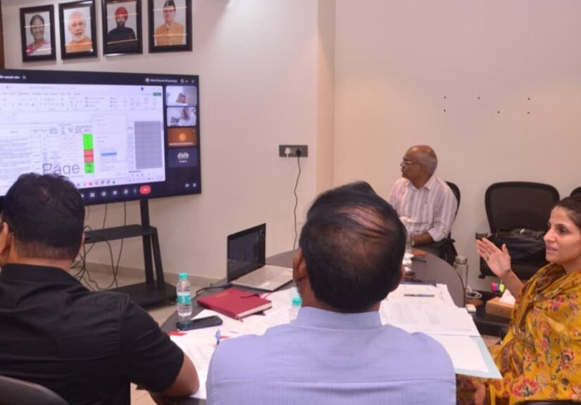 कुंभ मेला 2027 की तैयारियों की समीक्षा बैठक में अधिकारियों के साथ मेलाधिकारी सोनिका