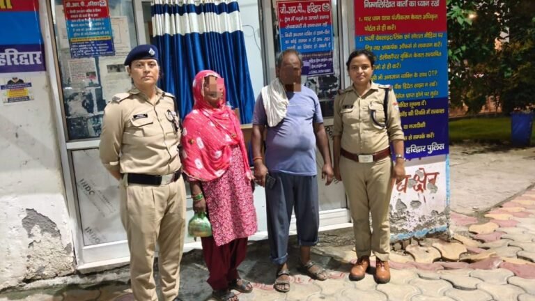 कांवड़ मेले के दौरान हरिद्वार रेलवे स्टेशन क्षेत्र में 55 वर्षीय महिला की तलाश करती GRP पुलिस टीम