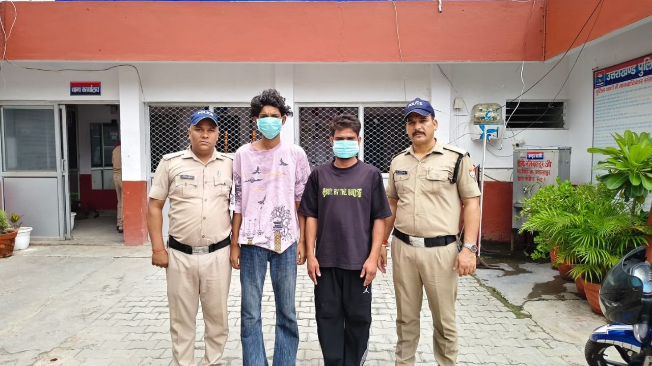 ऑपरेशन प्रहार के तहत दो वारंटियों को गिरफ्तार करती ज्वालापुर पुलिस