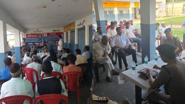 सिकंदरपुर भैसवाल में पुलिस चौपाल के दौरान ग्रामीणों को नशा और साइबर अपराध के प्रति जागरूक करते पुलिस अधिकारी