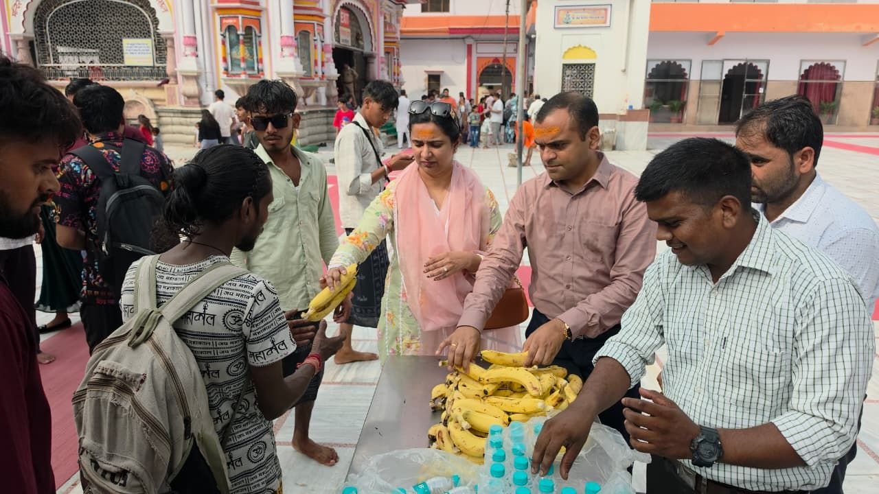 सावन के प्रथम सोमवार पर हरिद्वार के दक्षेश्वर महादेव मंदिर में निरीक्षण करते जिलाधिकारी मयूर दीक्षित एवं शिवभक्तों के बीच व्यवस्थाओं का जायजा लेते हुए