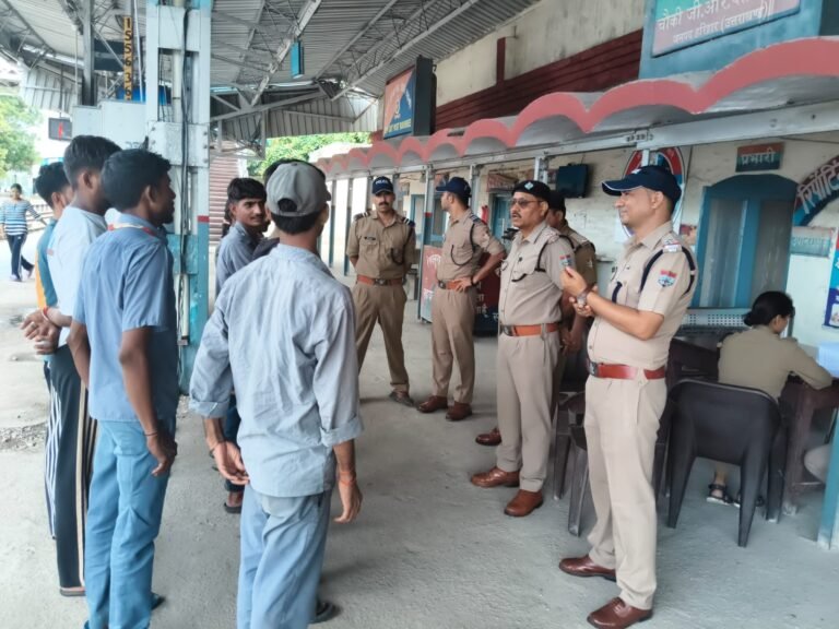 कांवड़ मेला 2026 के दौरान रुड़की रेलवे स्टेशन पर वेंडरों, कुलियों और कर्मचारियों को सुरक्षा संबंधी जानकारी देते जीआरपी अधिकारी।