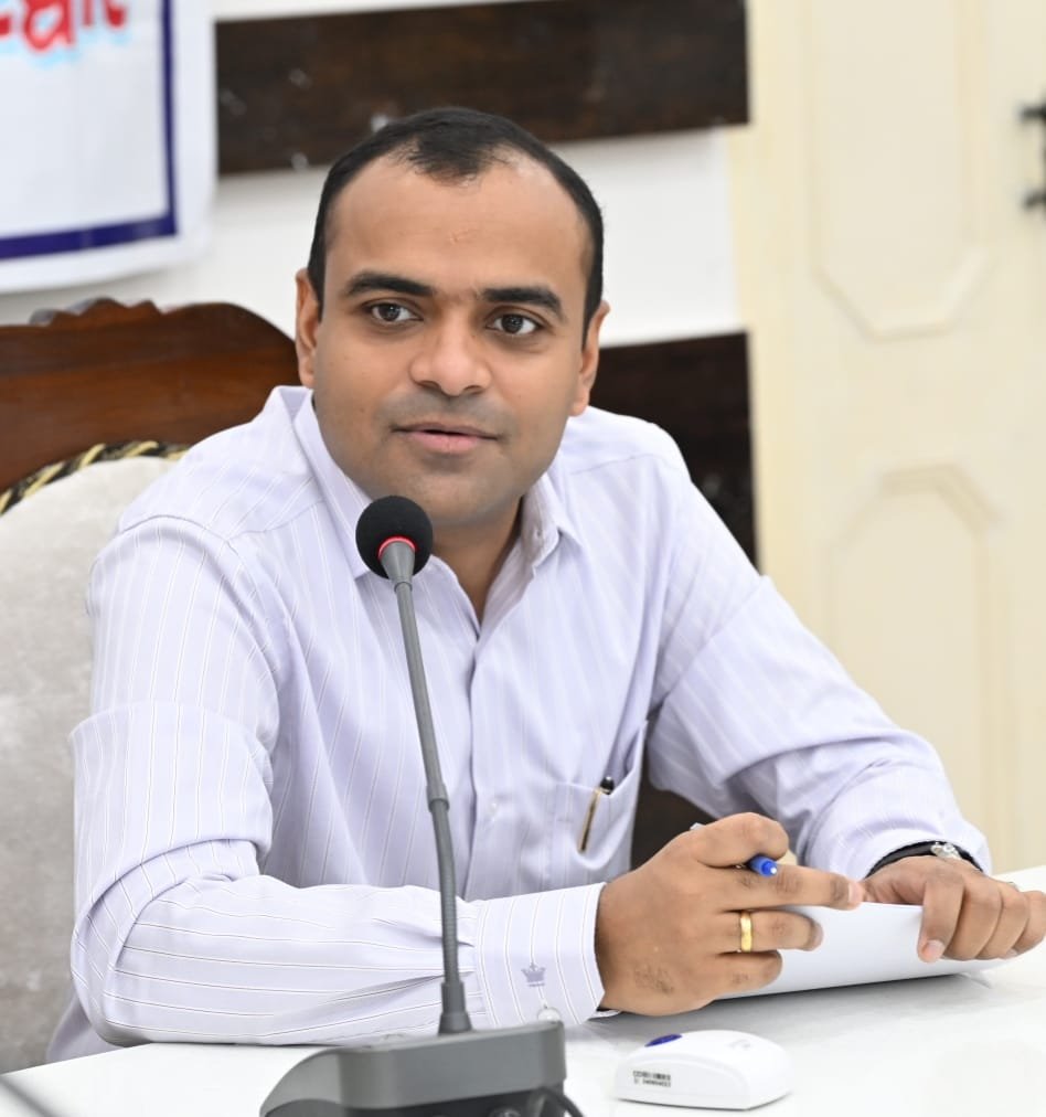 हरिद्वार में खरीफ खरीद सत्र 2026-27 के तहत किसानों को Smart PDS ऐप और किसान पोर्टल पर पंजीकरण की जानकारी देते अधिकारी।