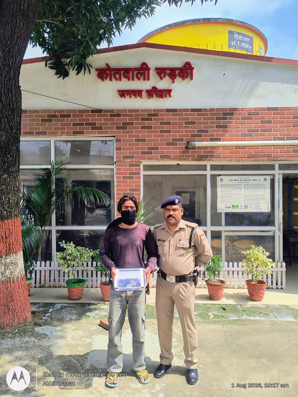 रुड़की क्षेत्र में ऑपरेशन प्रहार के दौरान अवैध तमंचा और कारतूस बरामद करने के बाद कार्रवाई करती हरिद्वार पुलिस।