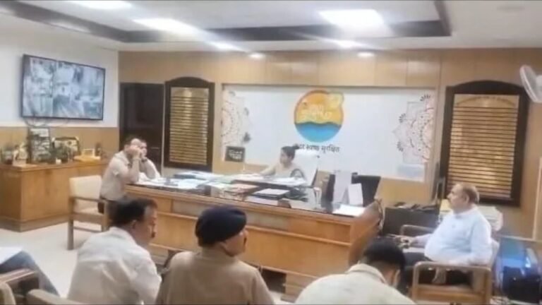 हरिद्वार में कुंभ मेला 2027 की तैयारियों की समीक्षा करतीं मेलाधिकारी सोनिका