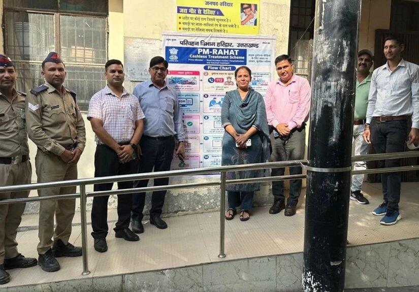 हरिद्वार में पीएम राहत योजना को लेकर चिकित्सकों को जागरूक करते अधिकारी