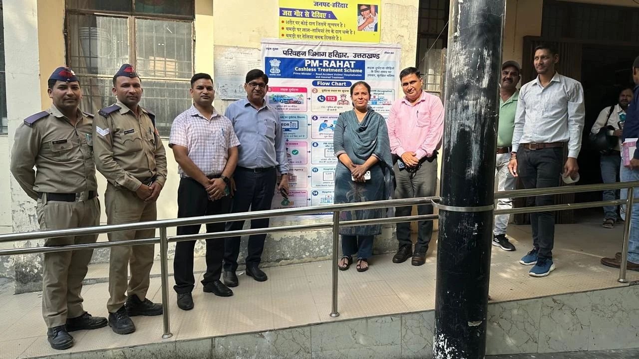 हरिद्वार में पीएम राहत योजना को लेकर चिकित्सकों को जागरूक करते अधिकारी