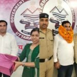 जीआरपी कांस्टेबल सोनू कुमार को ऐच्छिक सेवानिवृत्ति पर विदाई देते पुलिस अधिकारी