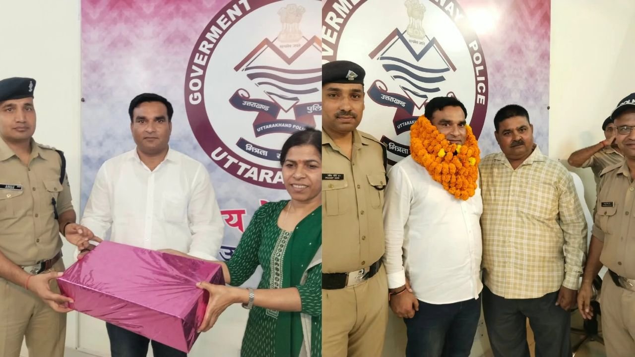 जीआरपी कांस्टेबल सोनू कुमार को ऐच्छिक सेवानिवृत्ति पर विदाई देते पुलिस अधिकारी