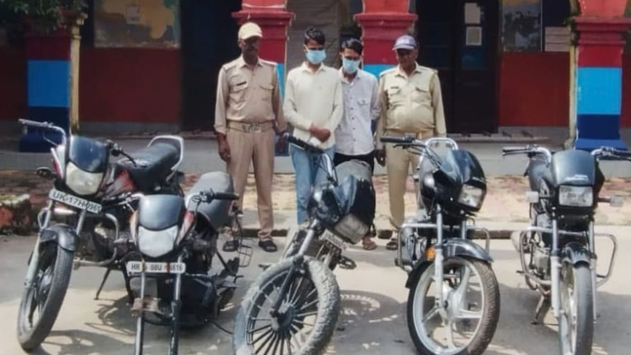 लक्सर पुलिस द्वारा बाइक चोरी के मामले में गिरफ्तार आरोपियों और बरामद मोटरसाइकिलों का प्रतीकात्मक दृश्य