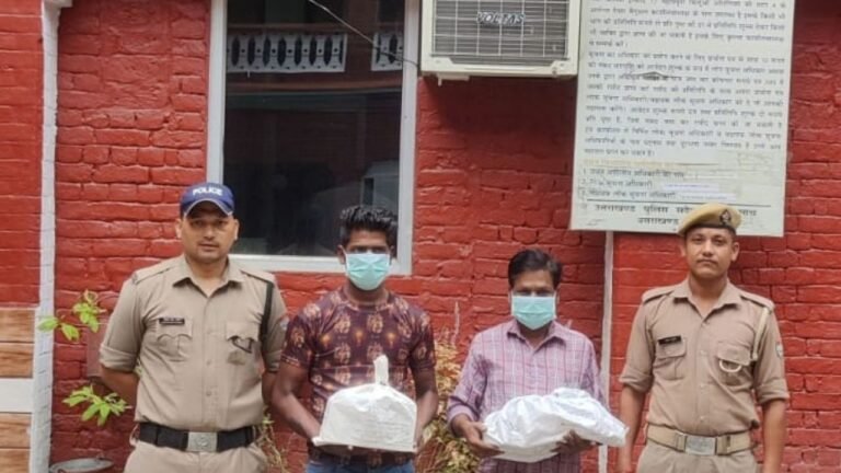 हरिद्वार में अवैध देशी शराब के खिलाफ पुलिस कार्रवाई में बरामद 48 टैट्रा पैक