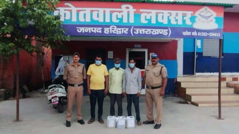 लक्सर में अवैध कच्ची शराब के खिलाफ कार्रवाई करते हरिद्वार पुलिस की टीम