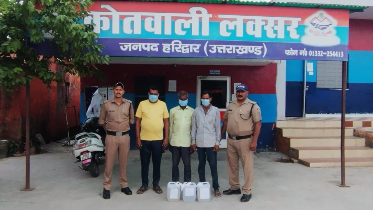 लक्सर में अवैध कच्ची शराब के खिलाफ कार्रवाई करते हरिद्वार पुलिस की टीम