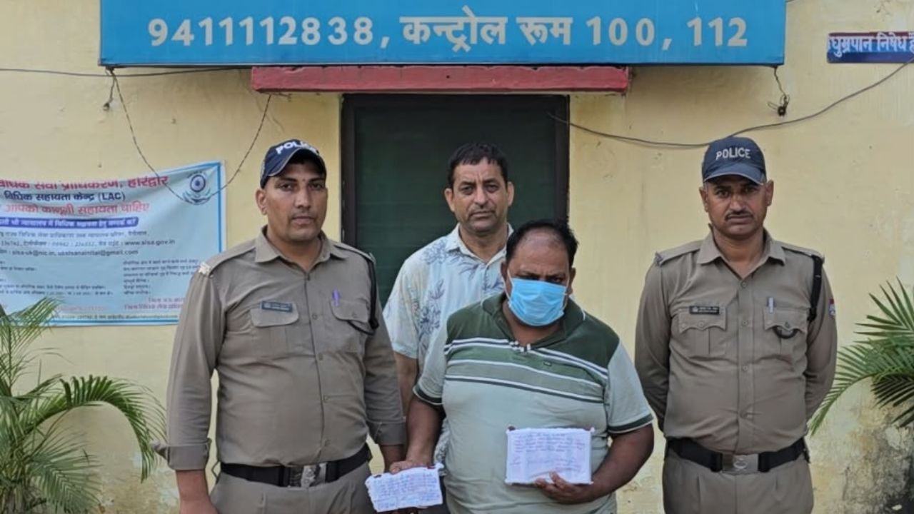 हरिद्वार के पथरी क्षेत्र में ऑपरेशन प्रहार के तहत बरामद देशी शराब के टैट्रा पैक