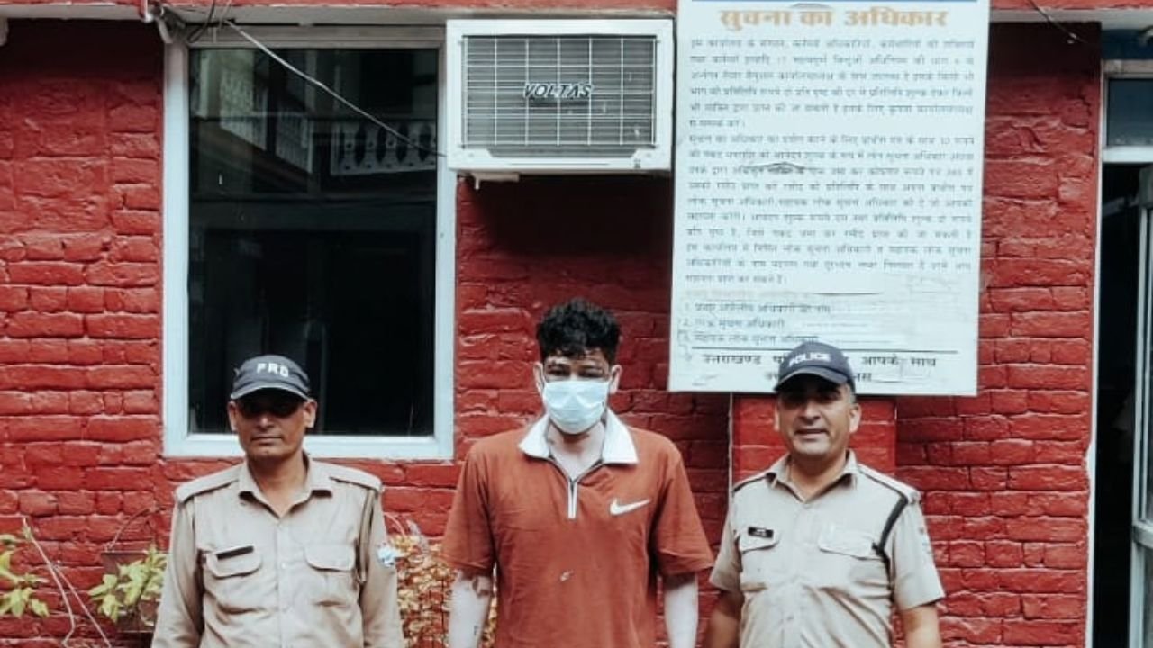 हरिद्वार में ऑपरेशन प्रहार के तहत महिला सहित दो वारंटियों को हिरासत में लेती कोतवाली नगर पुलिस