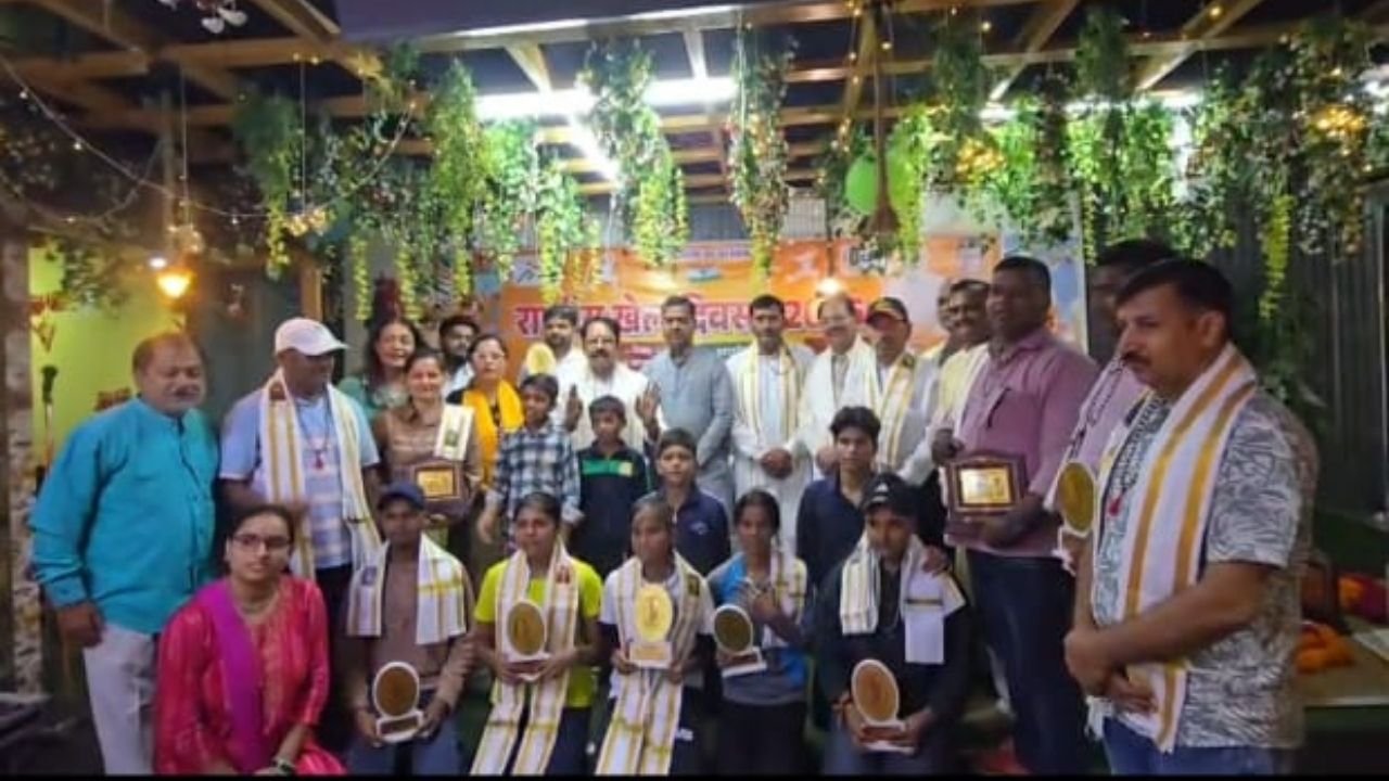 हरिद्वार में राष्ट्रीय खेल दिवस समारोह के दौरान खिलाड़ियों और कोचों को सम्मानित करते अतिथि