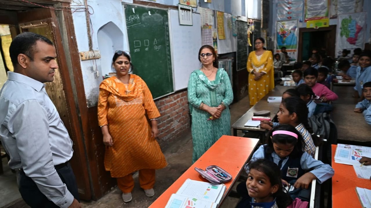 हरिद्वार में राजकीय प्राथमिक विद्यालय का निरीक्षण करते जिलाधिकारी मयूर दीक्षित