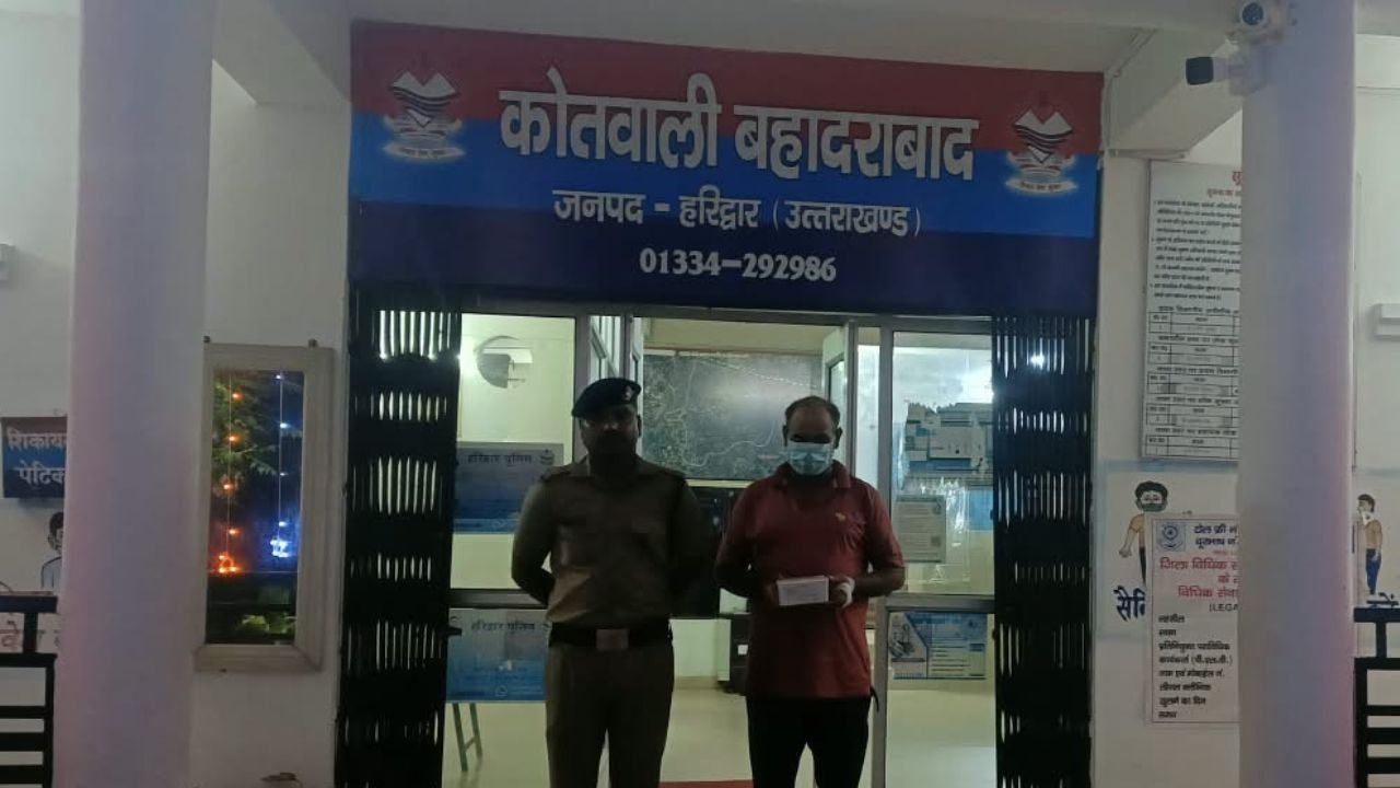 बहादराबाद पुलिस की कार्रवाई में सट्टा सामग्री और नकदी बरामद
