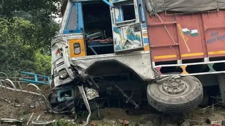 देहरादून-दिल्ली एक्सप्रेसवे पर ट्रक की टक्कर से पलटी पुलिस बस