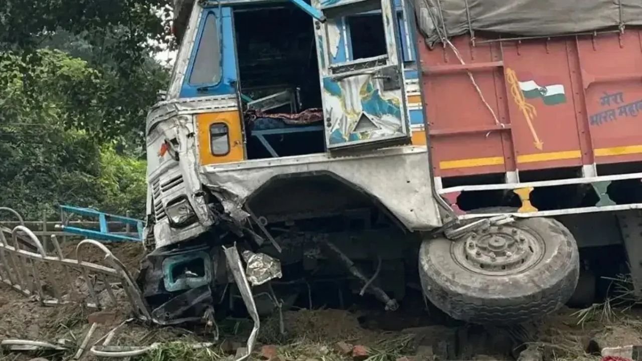 देहरादून-दिल्ली एक्सप्रेसवे पर ट्रक की टक्कर से पलटी पुलिस बस