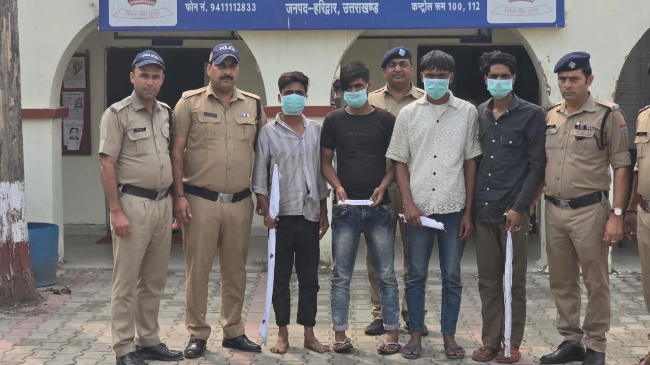 ऑपरेशन प्रहार के तहत भगवानपुर पुलिस की कार्रवाई में चोरी और लूट की योजना के आरोप में चार व्यक्तियों की गिरफ्तारी तथा चाकू और औजारों की बरामदगी