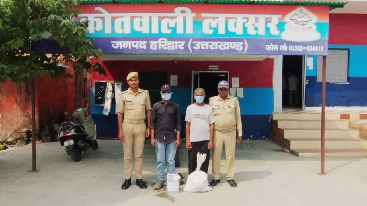 लक्सर पुलिस की अवैध शराब के खिलाफ कार्रवाई में बरामद माल्टा देशी शराब के पैकेट और कच्ची शराब
